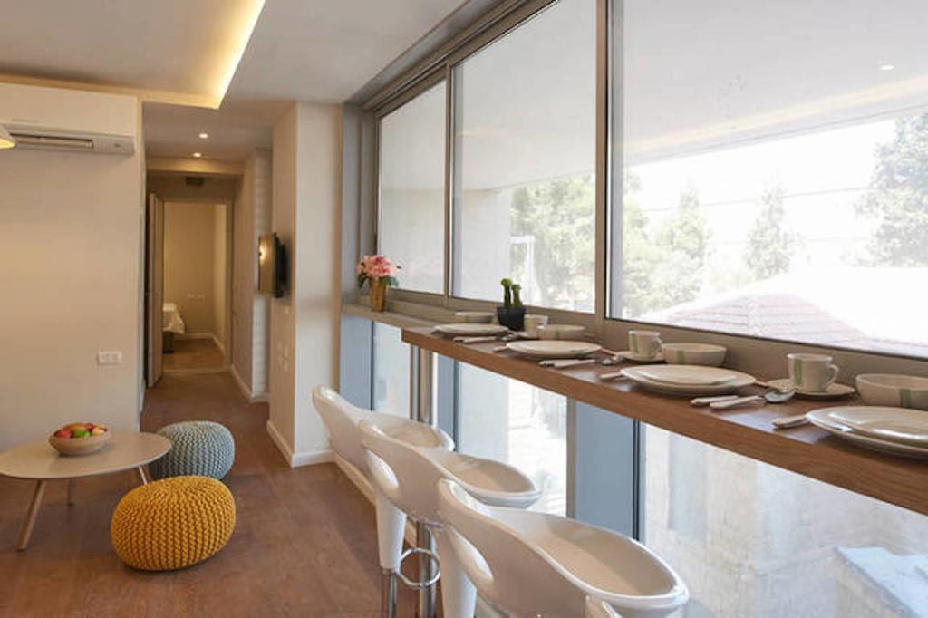 Chic & Quiet Apartments In City Center By Feelhome Jerusalem Room photo